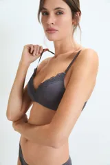 Conjunto de ropa interior compuesto por un corpiño taza soft sin aro y una bombacha a juego, ambos confeccionados en tejido de viscosa y algodón con detalles de puntilla en los bordes.