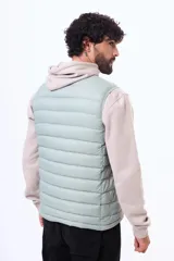 Chaleco acolchado negro con cierre frontal completo y cuello alto. Diseño ligero y sin mangas, ideal para superponer capas.