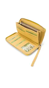 Billetera larga con cierre perimetral, confeccionada en material sintético texturizado color mostaza. Cuenta con correa de mano extraíble y placa metálica con logo de la marca en el frente.