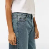 Pantalón de jean estilo baggy con tiro bajo, corte amplio y recto en las piernas, con cierre frontal y bolsillos clásicos.