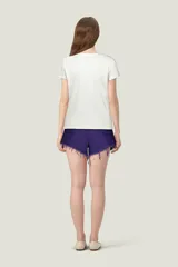 Short de jean color violeta con terminación desflecada.
