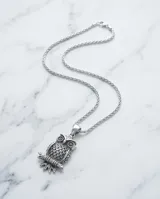 Dije de plata 925 con diseño detallado de búho posado sobre una rama.