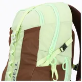 Mochila de 22 litros con diseño técnico, combinando paneles en color verde menta y marrón. Cuenta con respaldo acolchado, bolsillos laterales para botellas, cinta central tipo daisy chain y correas ajustables con silbato de emergencia.