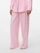 Pantalón sastrero wide leg rosado de tiro medio, con bolsillos delanteros, presillas para cinturón y raya marcada en las piernas.