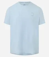 Remera deportiva masculina de manga corta y cuello redondo, confeccionada con tecnología Dry, que facilita la evaporación del sudor. Presenta un pequeño logo circular en el pecho.