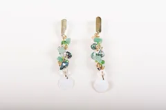 Aros colgantes con base dorada y cuentas de cristal facetado en tonos verde, celeste, blanco y dorado.