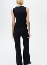 Pantalón wideleg de punto fino y tiro medio, en color negro, con cintura elástica sin cierre y diseño largo.
