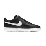 Championes Nike Court Vision Low de estilo urbano, con diseño inspirado en el básquetbol de los años 80. Presentan una capellada de cuero sintético negro con el icónico logo de Nike en blanco en los laterales y suela de goma blanca.