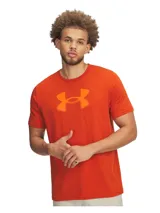 Remera de manga corta Under Armour, color naranja, con cuello redondo acanalado y logo de la marca estampado en el pecho con efecto reflectante.