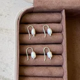 Par de caravanas colgantes con gancho de plata 925 y perlas de río.