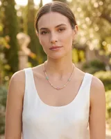 Collar de acero con baño de oro, compuesto por pequeñas cuentas de piedras naturales en tonos pastel y detalles metálicos dorados.