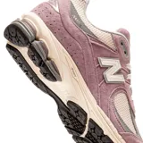Championes urbanos New Balance modelo U2002Rrb, color lila con detalles en gris y blanco, confeccionados en gamuza y malla, con logo "N" característico en los laterales y entresuela ABZORB.