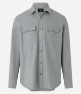 Camisa de franela gris de manga larga, con cuello inglés, abotonado frontal y dos bolsillos con solapa en el pecho.
