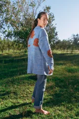 Cárdigan celeste pálido de lana merino con bordados florales color ladrillo hechos a mano.