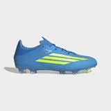 Championes de fútbol Adidas F50 League, color azul con las tres tiras características en amarillo flúor y detalles plateados. Cuenta con suela con tapones para terreno firme y multiterreno.