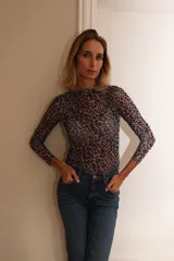 Remera de cuello alto confeccionada en microtul transparente con estampado animal print en tonos azulados y grises, de manga larga y ajuste al cuerpo.