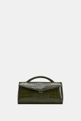 Bolso de mano de formato alargado con textura de efecto cocodrilo. Cuenta con asa de mano superior, asa extraíble para usar como bandolera, bolsillo interior con cierre y cierre frontal mediante clip metálico.