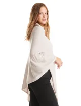 Poncho tejido de punto con diseño asimétrico y aberturas laterales para los brazos.