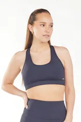 Top deportivo gris oscuro con breteles anchos y espalda deportiva. Incluye copas removibles y está confeccionado en tejido transpirable de secado rápido.