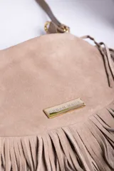 Bandolera marrón de gamuza con flecos largos y correa fina ajustable.