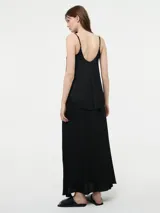 Top de tirantes finos con escote en V, confeccionado en tela satinada con caída fluida.