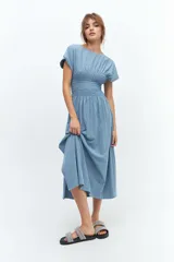 Vestido midi celeste con cuello redondo, mangas cortas y cintura elastizada con punto panal.