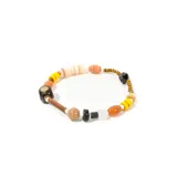 Pulsera elástica con cuentas de diferentes formas y colores: marrón, beige, blanco, amarillo, naranja y negro.