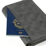 Portapasaporte de cuero genuino con acabado texturizado y cierre perimetral. Cuenta con tecnología de protección anticlonación, capacidad para dos pasaportes, seis tarjetas, efectivo y documentos de viaje.