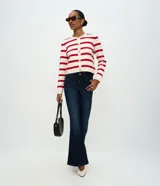 Pantalón de jean modelo flare con calce ajustado en caderas y muslos, y apertura progresiva desde la rodilla. Cuenta con bolsillos funcionales delanteros y traseros, y cierre frontal con botón.