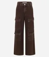 Pantalón wide leg de sarga color marrón chocolate, tiro alto, con bolsillos laterales tipo cargo y etiqueta con lettering en la cintura.