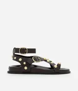 Sandalia plana marrón con dedera, punta redonda, aplicación de esferas doradas y hebillas doradas contrastantes.