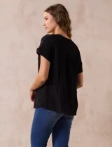 Blusa negra de algodón texturizado marca Zac & Rachel, con escote en V, apliques de botón y lazo de ajuste en la cintura.