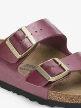 Sandalias Birkenstock Arizona color rosa metalizado con dos correas ajustables con hebillas doradas.