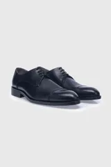 Zapato acordonado de cuero negro, con costuras en la puntera y suela de cuero.