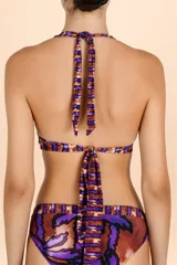 Top de bikini con diseño halter, estampado de hojas en tonos púrpuras y cobrizos, con tirantes anchos y banda inferior para mayor soporte.