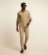 Pantalón de sarga para hombre, corte recto, con cintura fija, trabillas para cinturón, cierre de cremallera y botón, y bolsillos laterales y traseros.