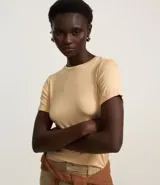 Blusa básica de cuello redondo y manga corta con detalle de dobladillo plegado. Confeccionada en tejido de viscosa con spandex, ofrece un ajuste cómodo y versátil.