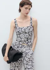 Top entallado de lino y viscosa con estampado floral, cuello cuadrado, tirantes anchos y cierre frontal con botones.