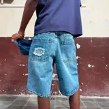 Short de jean celeste con corte ancho, largo a la rodilla y ruedo desflecado. Tiene dos bolsillos traseros y parche con el logo de la marca en uno de ellos.