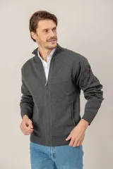 Campera de punto con cierre frontal completo, cuello alto y bolsillos laterales. Diseño de tejido liso con puños y ruedo acanalados.