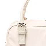 Cartera tipo mochila color beige, con doble asa fija, correa de hombro ajustable, cierre superior, forro interior textil, bolsillo interno con cierre y bolsillo externo delantero.