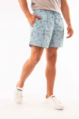 Short de baño azul con franjas horizontales en celeste y azul claro. Cuenta con cintura elástica ajustable con cordón, dos bolsillos laterales y uno trasero.