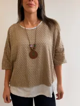 Buzo azul marino con diseño calado de manga corta y corte oversize, acompañado por una musculosa blanca básica interior.