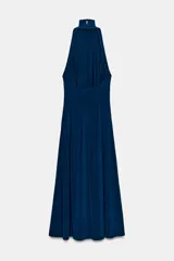 Vestido largo de corte evasé, con cuello subido y diseño sin mangas. Presenta cierre en la espalda con botones y una caída fluida.