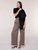 Pashmina rectangular de gasa semitransparente negra, con apliques de microstrass brillantes que forman motivos estelares. Tejido fluido de caída ligera.