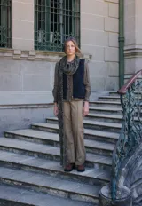 Pantalón de algodón color beige, de corte recto y tiro alto, con pasacintos, costura central en la pierna y bolsillos con pespuntes irregulares.