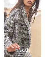 Tapado largo de tejido de punto con diseño de espiga en tonos blanco, negro y gris. Tiene cuello con solapas, doble botonadura y bolsillos laterales.