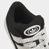 Championes Adidas Forum 2000, color negro con detalles en blanco, con las tres rayas clásicas de Adidas extragrandes y cordones gruesos.