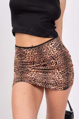 Minifalda ajustada con estampado animal print y cintura elástica.