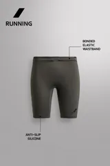 Mallas cortas de running confeccionadas en tejido técnico elástico, con cintura elástica ajustable mediante cordón interior y bajo con aplicación de silicona antideslizante. Presenta detalle de logo estampado en la pernera.